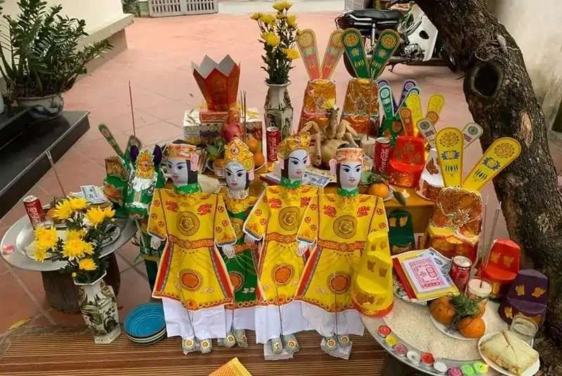 Sau khi cúng xong, hãy đốt bài vị và đốt hết số vàng mã đã chuẩn bị.