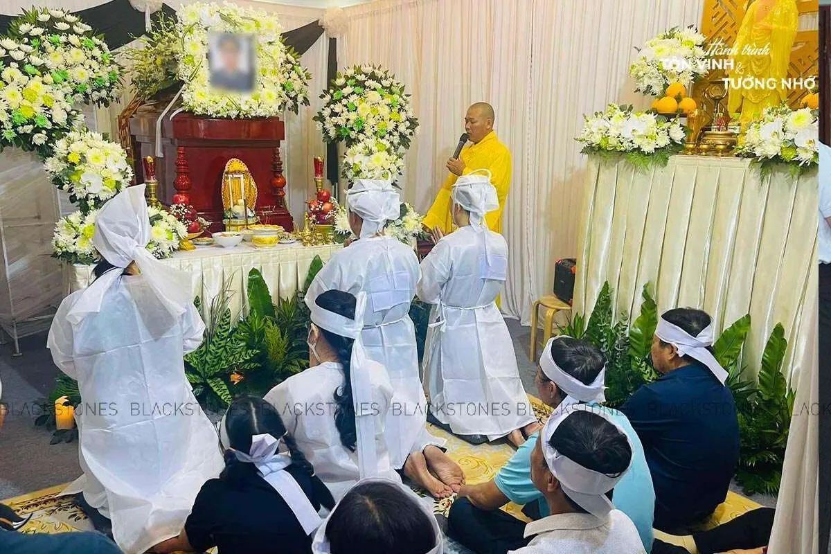 Người chủ lễ (thường là con trai trưởng hoặc cháu đích tôn) đứng phía trước bàn thờ, hướng về phần mộ khi làm lễ