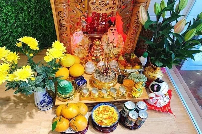 Đặt lễ vật trên bàn hoặc mâm lớn, sắp xếp ngăn nắp.